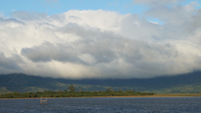 Mây bao phủ lấy dãy núi phía bên kia hồ Lắk.