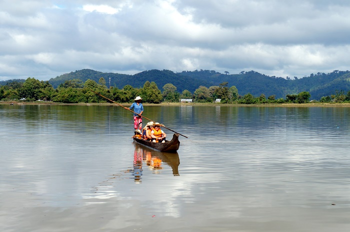 Người dân đưa khách đi dạo chơi trên hồ Lắk