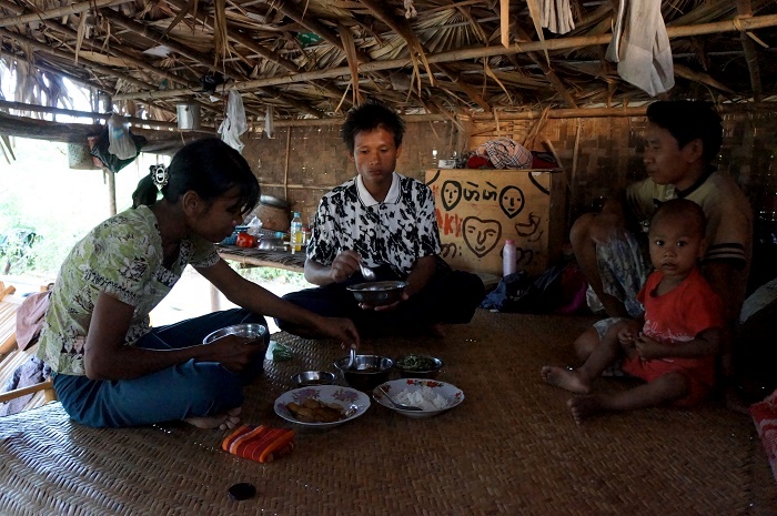 Ăn tối cùng chị và anh Aung Ko Ko