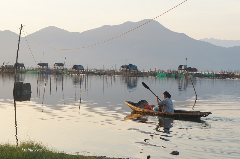 Người phụ chèo ghe ra về khi mặt trời lên cao.