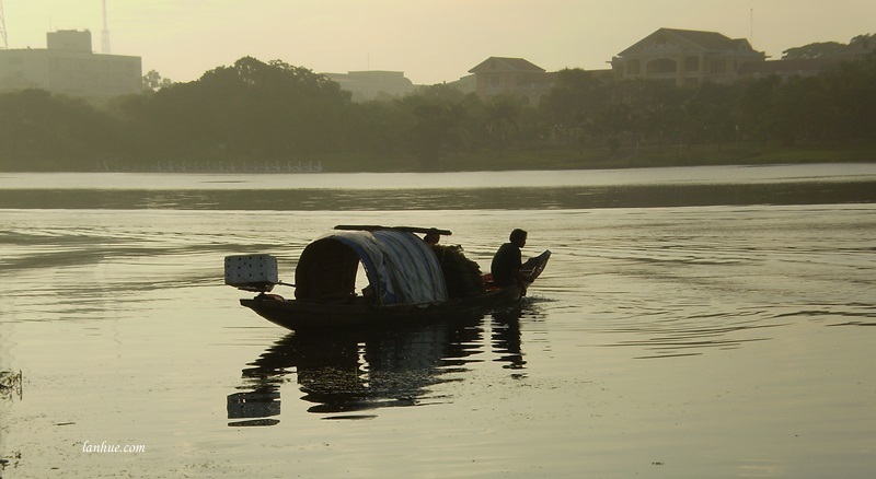 lan_hue_huong_river_13