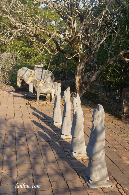 lan_hue_khiem_lang_tu_duc_tomb_2