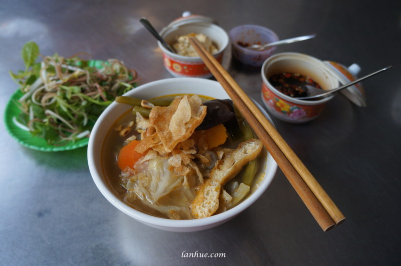 A bowl of vegetarian noodles