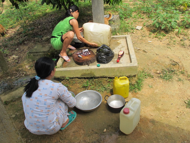 Chị Loan helping Xâm prepare our lunch