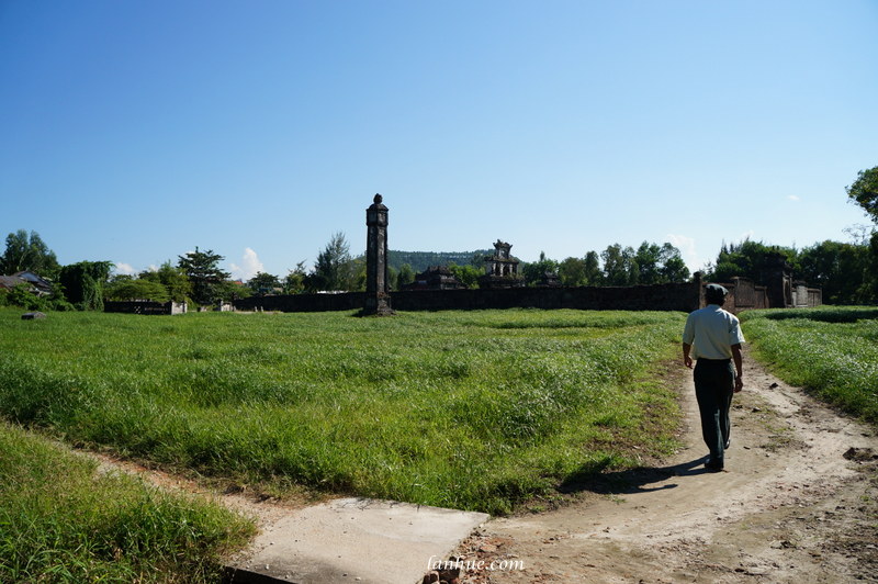 The guard leading the way to the graves of Emperor Dục Đức and Empress Từ Minh