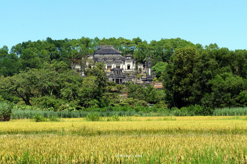 Ứng Lăng looked from afar