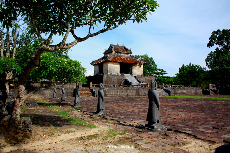 The greeting courtyard and stele pavilion at Xương Lăng