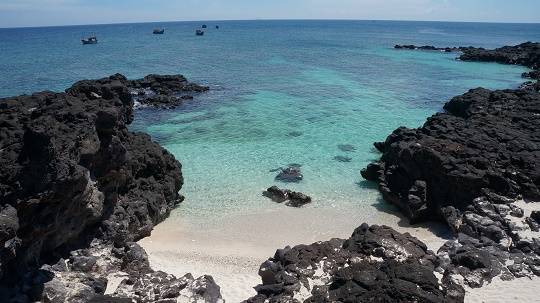 A pristine beach on Đảo Bé