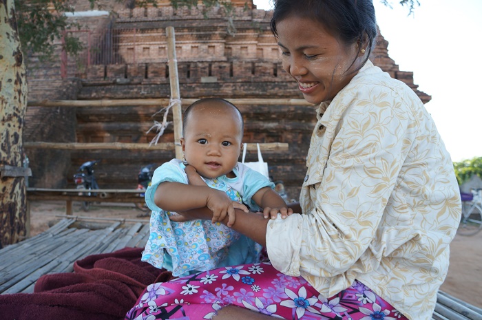 A souvenir seller and her child at Buledi Temple (Bagan, 2013)