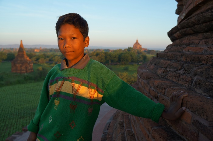 A horse-drawn carriage rider's assistant (Bagan, 2013)