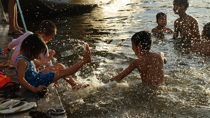 Children playing in Hương River