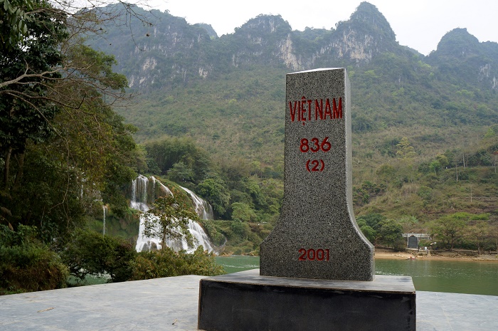 A border milestone erected by Bản Giốc Waterfalls