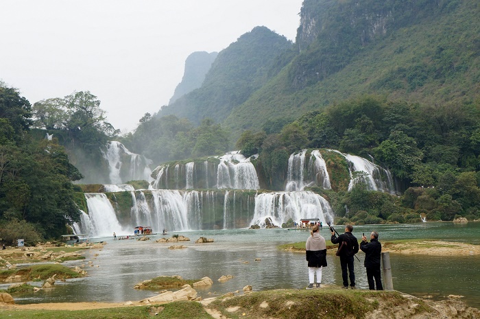 The waterfalls started to be known and visited by quite a few foreign tourists.