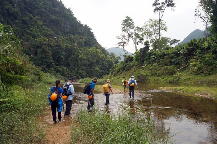 Crossing a dozen of streams to reach Hang Én