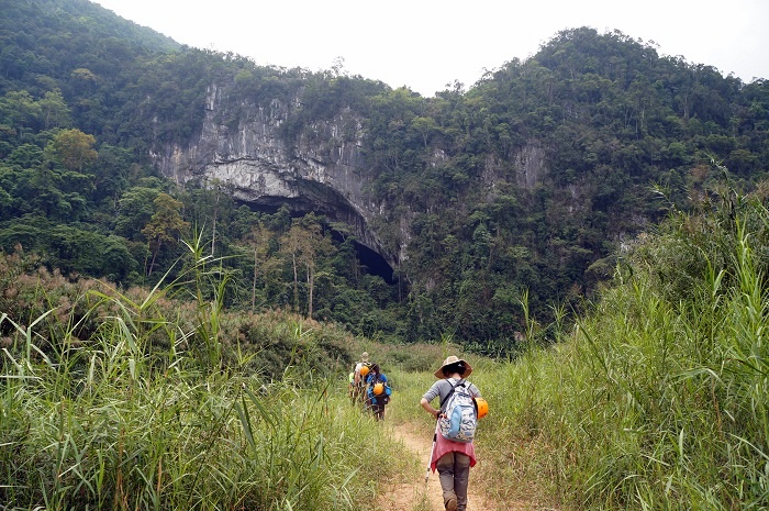 That opening in the rock is one of the entrances to Hang Én.