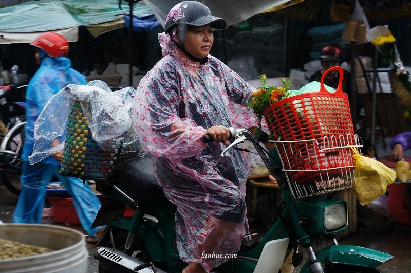 The marketgoer leaving the market in rain