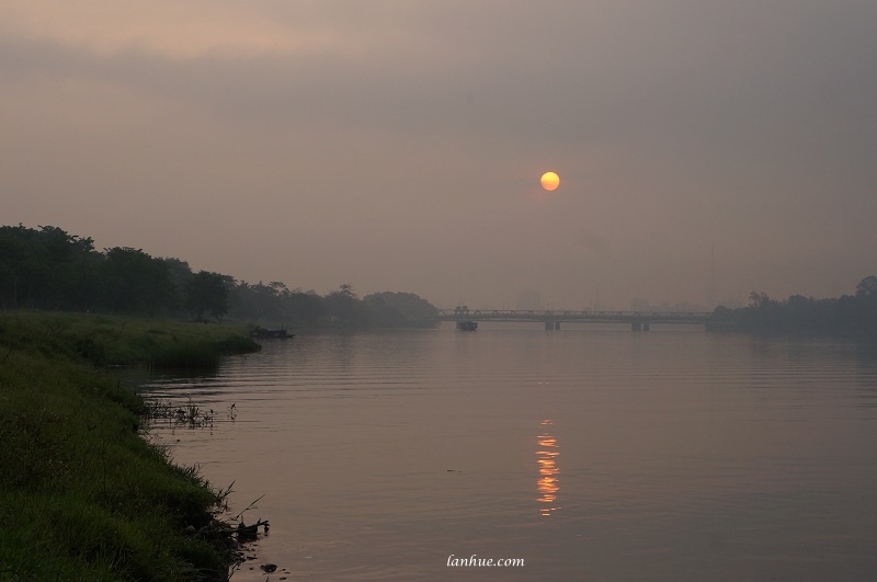 May 6, 2017: It was a misty day and the sun looked really like a moon, didn't it? 