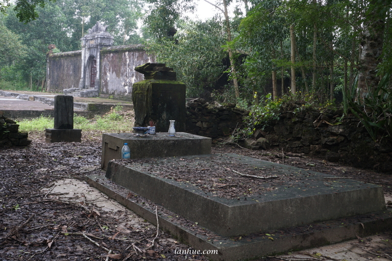 The Empress Tá Thiên's nanny's grave