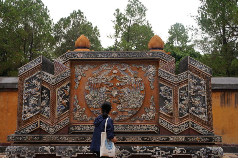 Khiêm Thọ tomb's feng shui screen with phoenix decoration