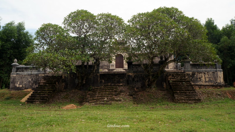 The tomb of Tư Minh