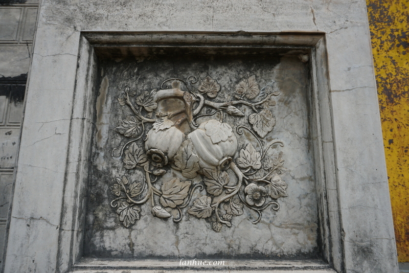 A bas-relief of fruits on the door of Tư Thông