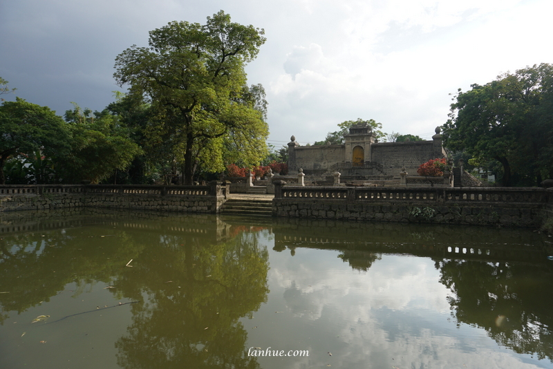 The tomb of Tư Thông looked from its half-moon pond