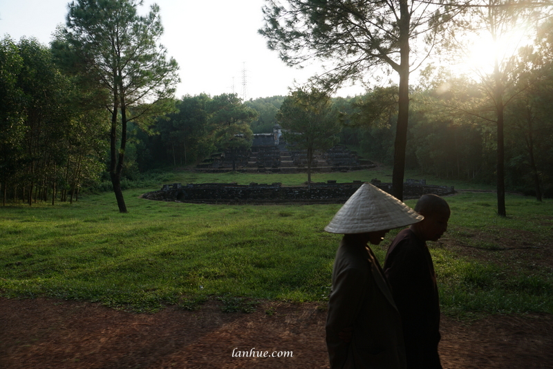 Two women walked past Xương Thọ after visiting their parents' tombs which were located near there.