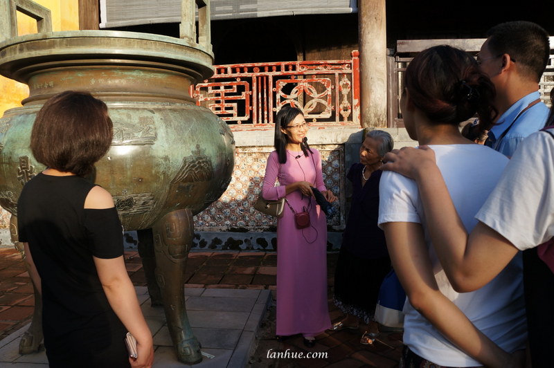 A tour guide in áo dài