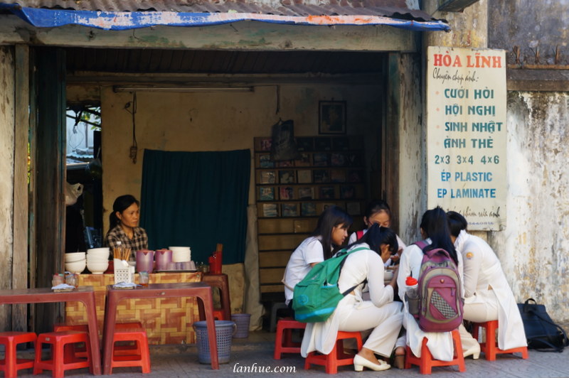 School girls in áo dài