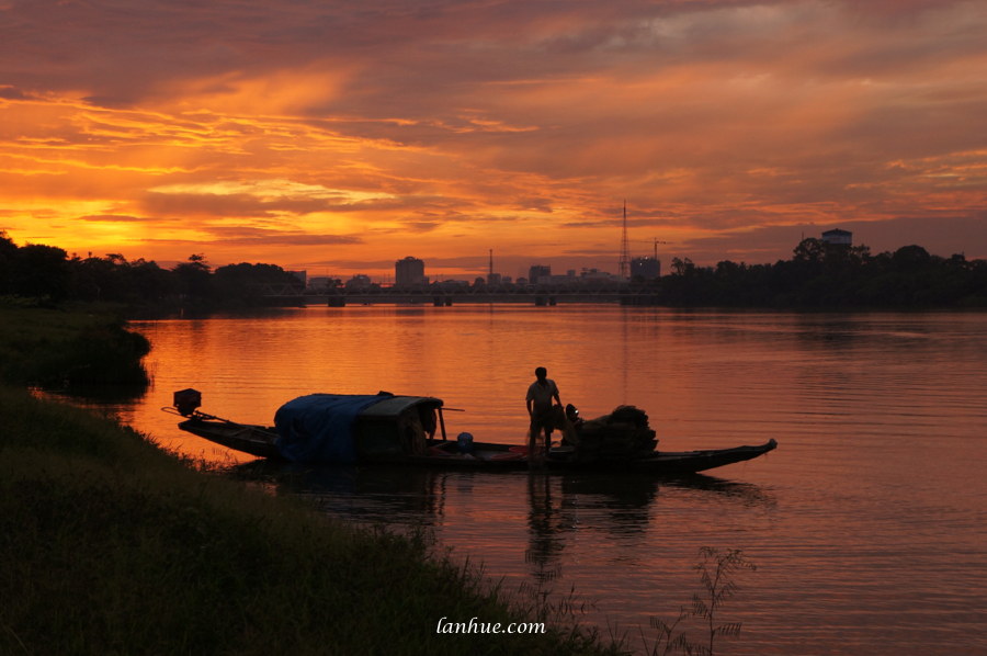 Hương River, Huế City