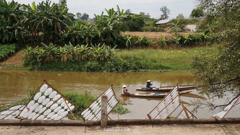 boats on Bạch Yến Stream