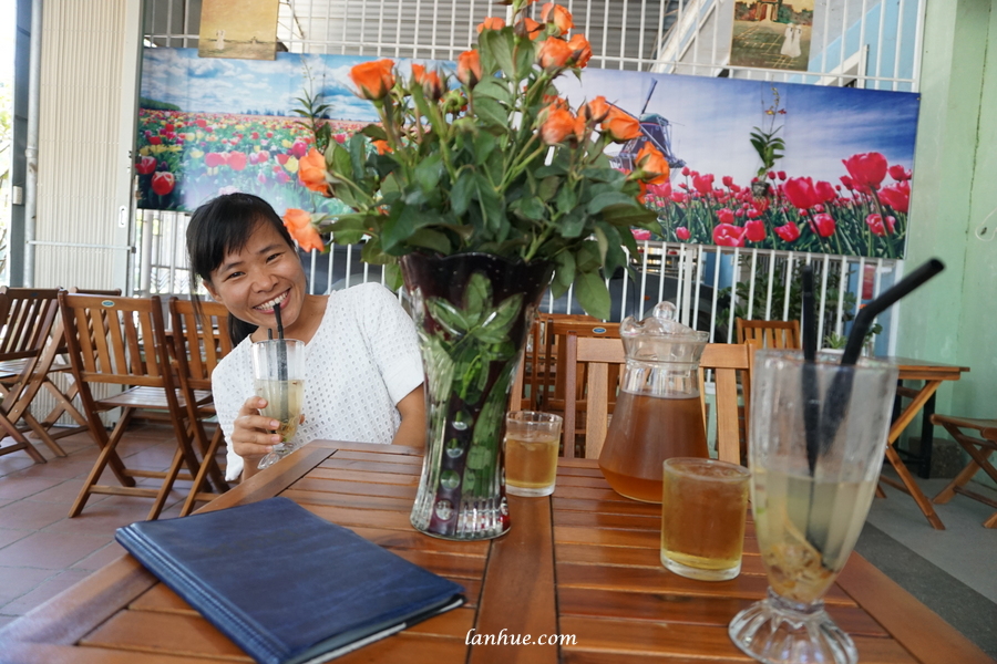 coffee shop, roses