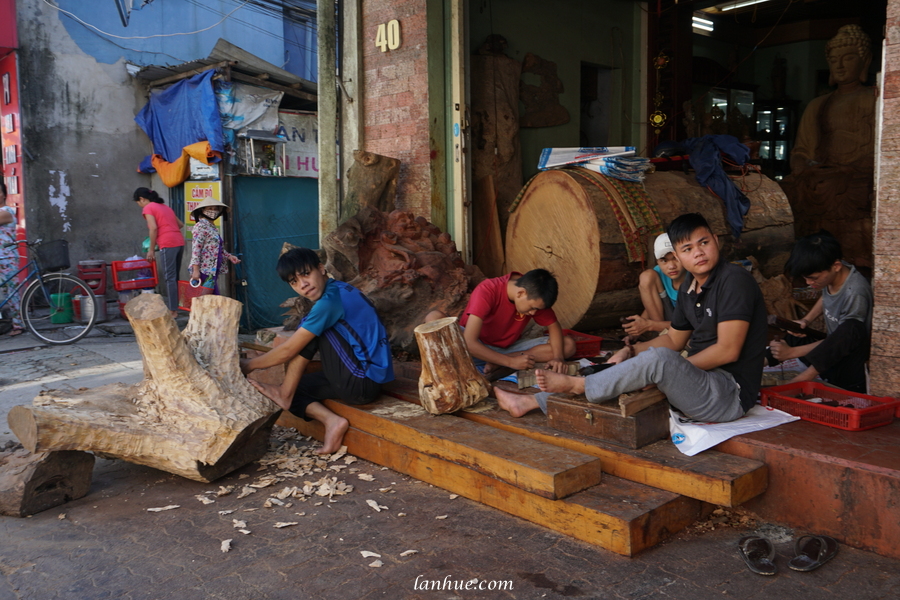 wood carving artisans