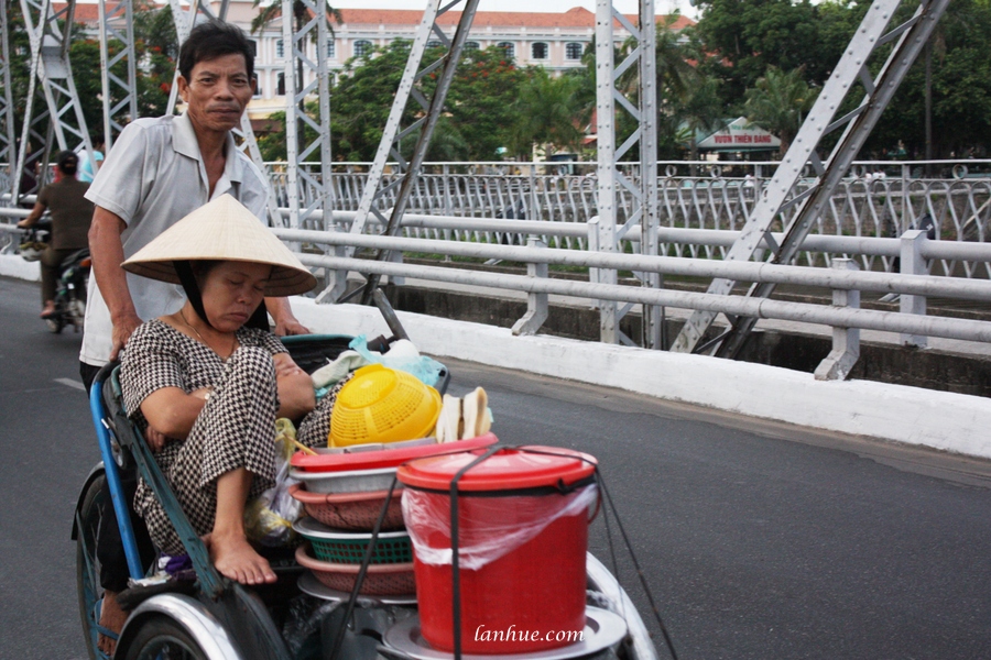 The breakfast woman on cyclo