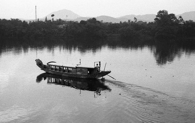 lan hue, huong river, dragon boat