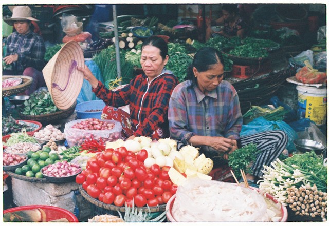 lan hue, dong ba market