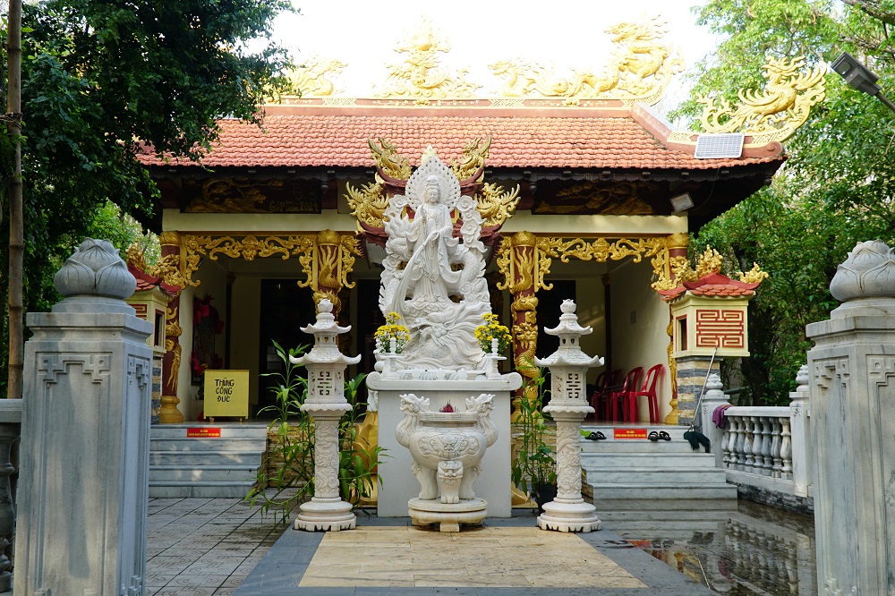 The Mother Goddess temple in the heart of Rú Chá